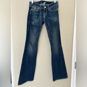 Dark wash women’s jeans. Size: 27